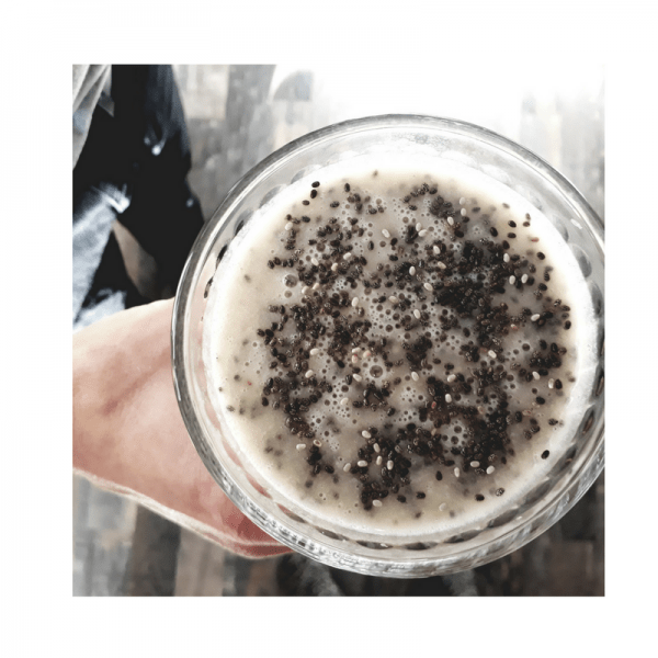 veganer Recovery-Shake mit Sojamilch und Chea-Samen