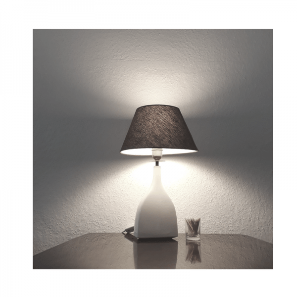 Lampe scheint Licht weiße leere Wand