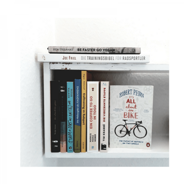 Bücherregal mit Büchern zum Fahrradfahren
